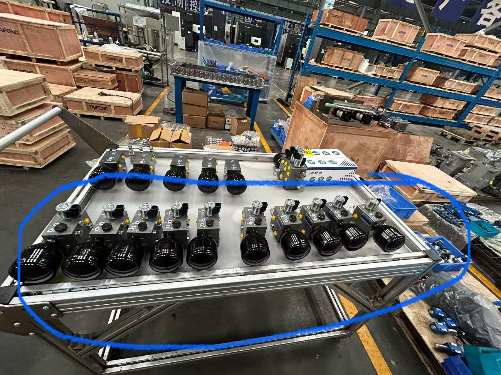 Électrovanne hydraulique 12V montée sur système d'irrigation agricole moderne