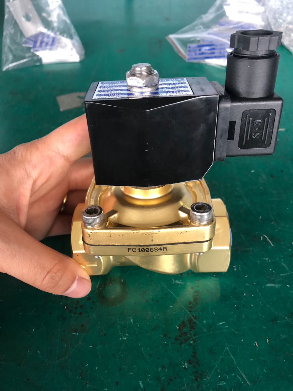 Électrovanne arrosage automatique installée sur système irrigation moderne