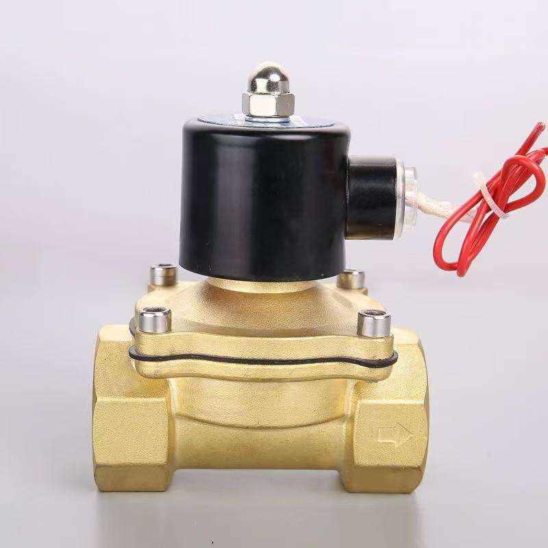 Électrovanne hydraulique 12V montée sur système d'irrigation agricole moderne