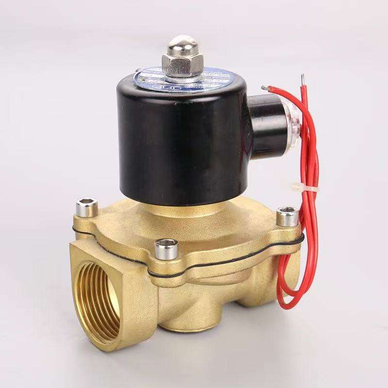Électrovanne hydraulique 12V montée sur système d'irrigation agricole moderne