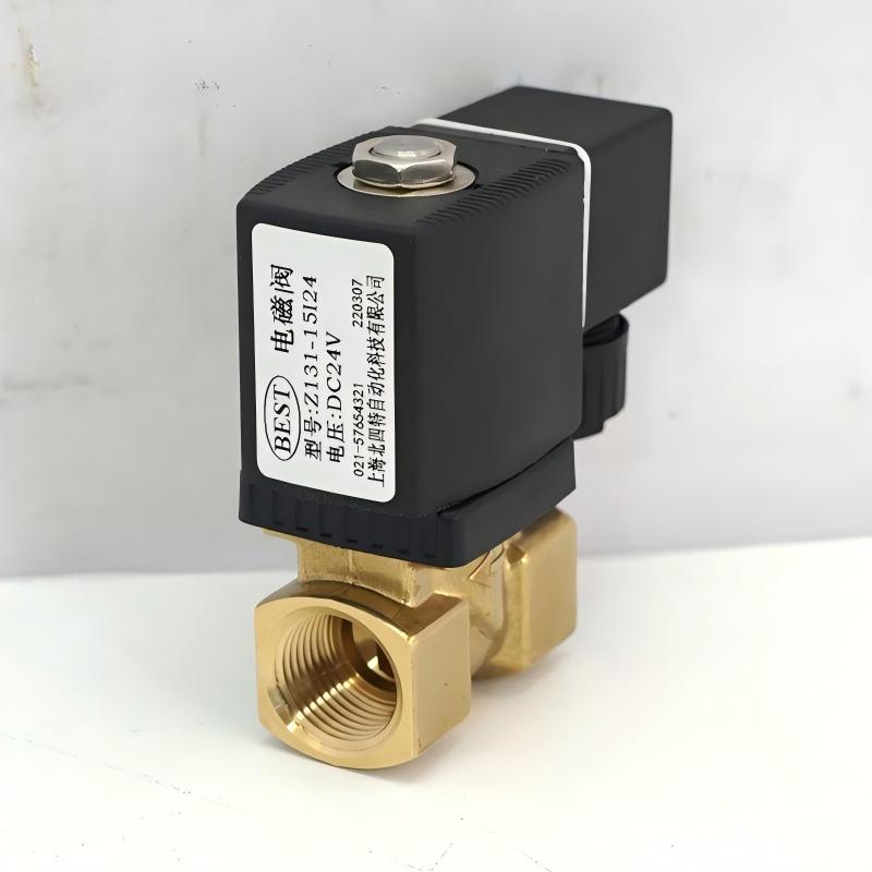 Électrovanne hydraulique 12V montée sur système d'irrigation agricole moderne