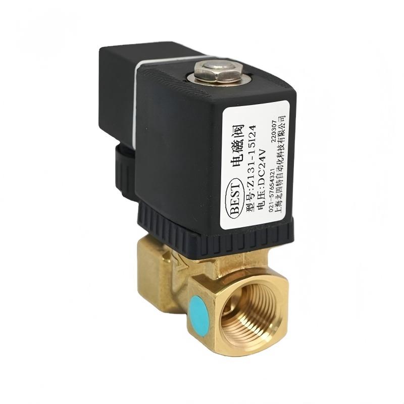 Électrovanne hydraulique 12V montée sur système d'irrigation agricole moderne