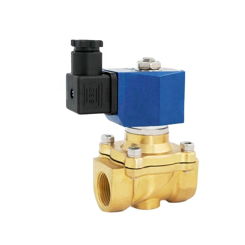 Électrovanne pour arrosage automatique installée sur système d'irrigation professionnelle