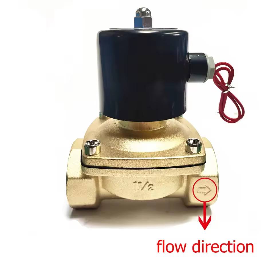 Électrovanne arrosage 24V installée sur système irrigation automatique pelouse