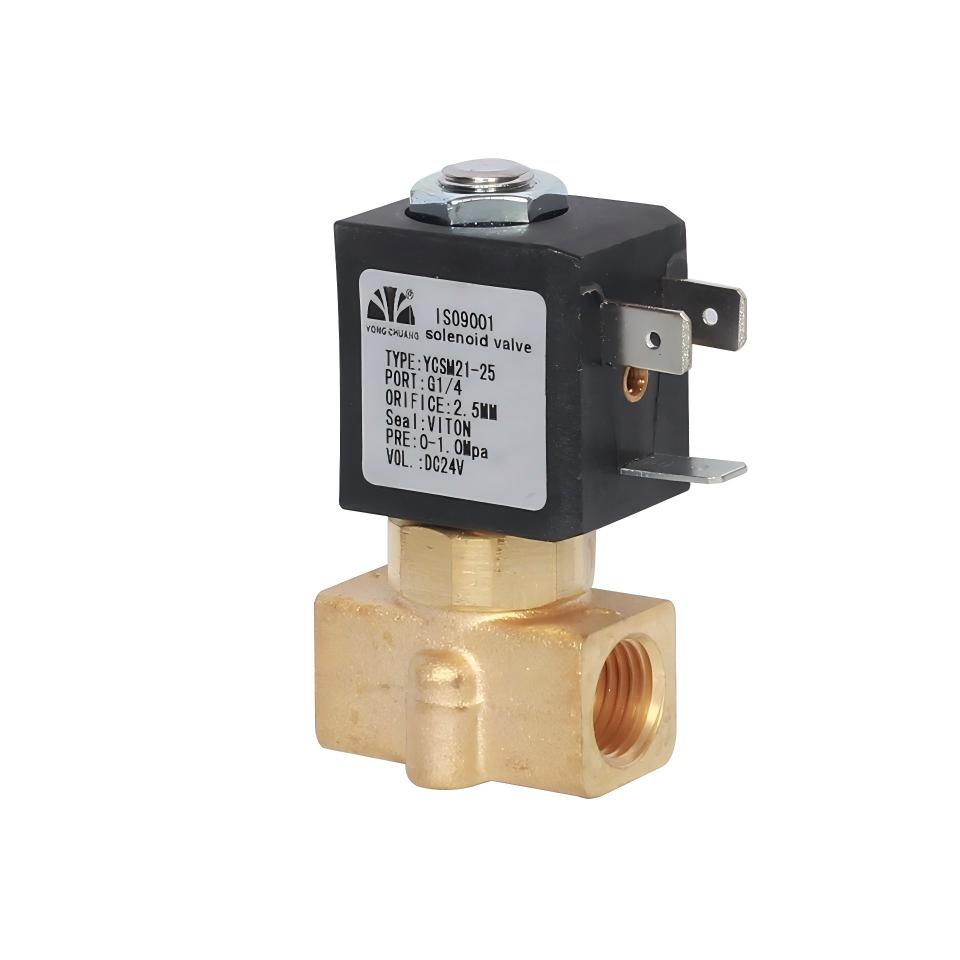 Électrovanne 24V professionnelle avec bobine et connexions électriques visibles sur fond industriel